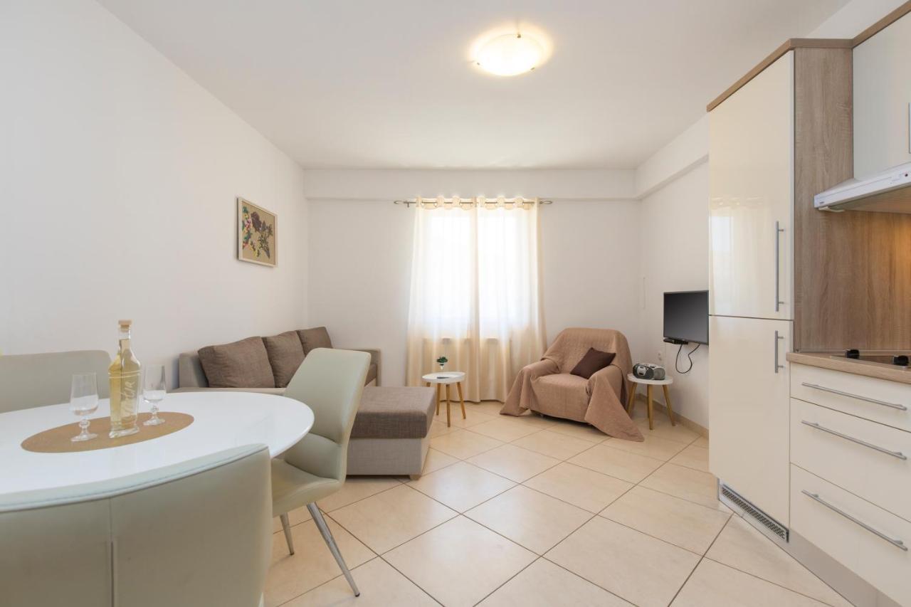 Apartmani Xenia & Desiderio Buzet Exteriör bild
